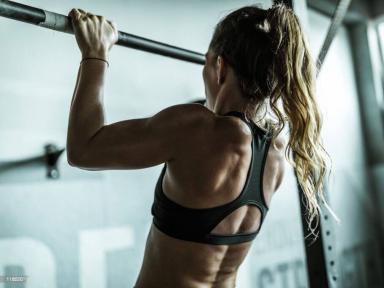 Los pull ups pueden realizarse en anillas o barras.