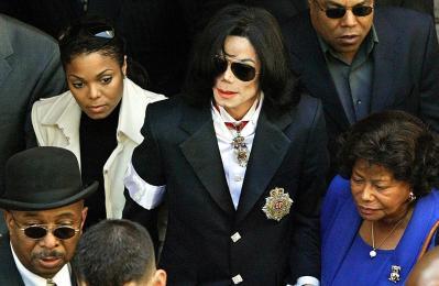 Michael Jackson, saliendo de la Corte en la ciudad de Santa Maria (California) donde se le acusaba por abuso sexual.