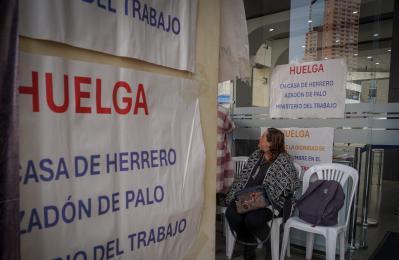 Huelga ministerio del Trabajo en el centro de la ciudad . Bogota 5 de junio del 2024. FOTO MAURICIO MORENO CEET EL TIEMPO