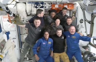 Esta captura de pantalla de la NASA muestra a los astronautas Suni Williams (sentado a la izquierda) y Butch Wilmore (sentado a la derecha) posando con la tripulación de la Estación Espacial Internacional (EEI) tras el acoplamiento de la nave SpaceX Starship el 6 de junio de 2024. Una cápsula Boeing Starliner que transportaba a sus primeros astronautas de la NASA se acopló el jueves a la Estación Espacial Internacional tras superar algunos problemas que afectaban a su sistema de propulsión. La Starship es vital para los planes de la NASA de aterrizar astronautas en la Luna a finales de esta década, y para las esperanzas del CEO de SpaceX, Elon Musk, de colonizar Marte con el tiempo. (Foto de Nicholas KAMM / NASA / AFP) /