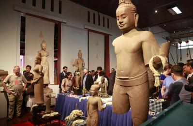 Funcionarios camboyanos asisten a una ceremonia de entrega en el Museo Nacional de Phnom Penh, Camboya, el 04 de julio de 2024.