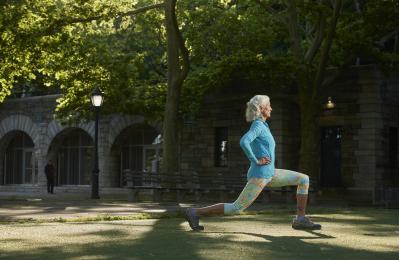 Los ejercicios como desplantes y sentadillas son buenos para cultivar el equilibrio, ayudando a prevenir caídas.