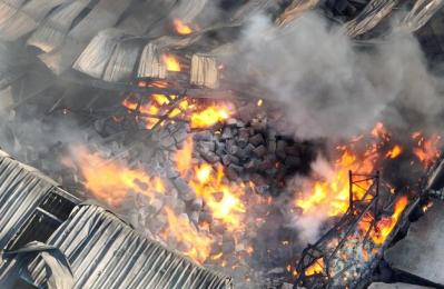 Los bomberos advirtieron que el humo tóxico podría extinguirse en varios días.