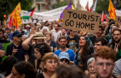En junio, los residentes de Barcelona protestaron contra el turismo.