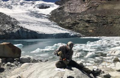 Un investigador recoge una muestra de lecho rocoso del glaciar Queshque, en los Andes peruanos. Las muestras muestran que los glaciares tropicales han retrocedido hasta alcanzar su tamaño más pequeño en más de 11.700 años, según las mediciones de nucleidos cosmogénicos en el lecho rocoso recientemente expuesto, según informa en la revista Science un equipo internacional de científicos dirigido por investigadores de la Universidad de Boston.