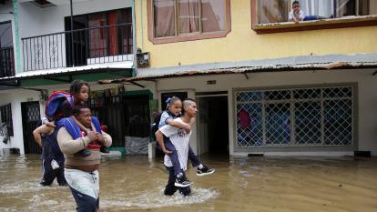 Una grave emergencia viven más de 300 familias en Jamundí, Valle del Cauca por las fuertes lluvias que no cesaron durante más de 24 horas, lo que produjo que los ríos, caños y el acueducto colapsaran. Producto de esto, viviendas, establecimientos, fincas, cultivos y vías, están bajo el agua, por lo que piden a las autoridades locales y departamentales brindarles ayudas, pues desde las 4a.m. el agua les daño sus camas, salas, electrodomésticos, objetos de valor y afectó sus cultivos y animales.