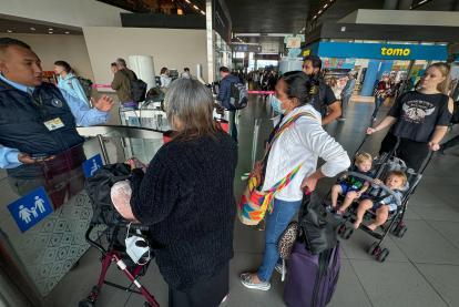 Aeropuerto El dorado operación Exodo , cientos de viajeros salen por el aeropuerto El Dorado a diferentes destinos para aprovechar este puente festivo . Bogotá 16 de agosto del 2024. FOTO MAURICIO MORENO CEET EL TIEMPO @mauriciomorenofoto