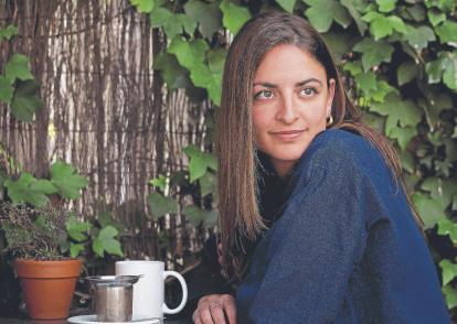 La escritora Irene Solá pública su segunda novela 'CANTO JO I LA MUNTANYA BALLA'