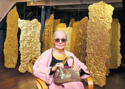 Descubrir que podía usar el oro en sus tejidos marcó un antes y un después en el trabajo de 
Olga de Amaral, quien considera que este metal tiene una magia especial.