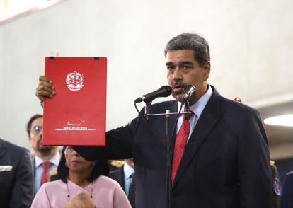 El presidente de Venezuela, Nicolás Maduro, habla a la salida del Tribunal Supremo de Justicia (TSJ) este miércoles, en Caracas (Venezuela).