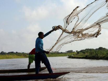 Pescadores en la ciénaga de San Marcos, en San Marcos, departamento de Sucre (Colombia).