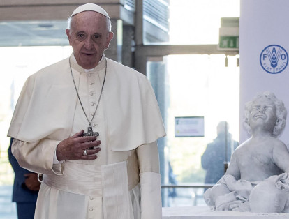 El Papa Francisco regaló a la sede en Roma de la Organización de las Naciones Unidas para la Alimentación y la Agricultura (FAO) una estatua que representa al niño sirio Aylan, fallecido en la playa turca de Bodrum en septiembre de 2015 cuando trataba de alcanzar las costas de Grecia junto a su familia. Textos: Paula Castañeda, Escuela de Periodismo Multimedia EL TIEMPO.