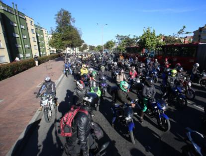 Los motociclistas decidieron hacer su 'plan tortuga' en vías claves para el desplazamiento de los bogotanos entre sur, norte, oriente y occidente. En la foto, manifestaciones en la calle 80 con carrera 50.