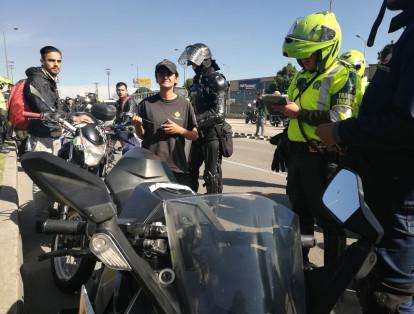 Los uniformados han impuesto comparendos e inmovilizado motocicletas de conductores que han hecho parte de las protestas.