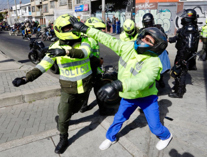 En la calle 26 con carrera 30 se vivieron momentos de tensión: el Esmad impidió a los conductores seguir su camino y algunos se fueron a los golpes con uniformados de la Policía.