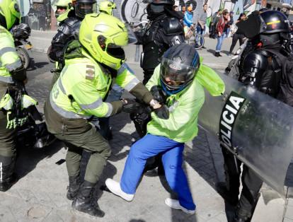 Ante el bloqueo del Esmad, motociclistas comenzaron a buscar espacios para cambiar de rumbo y en ese momento comenzaron los choques.