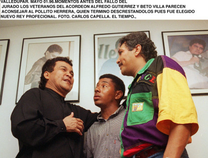 Los reyes del Vallenato Alfredo Gutiérrez (izq.) y Beto Villa (der.) parecen aconsejar al ‘Pollito Herrera’, quien finalmente fue elegido 'Rey del Festival' en 1996.