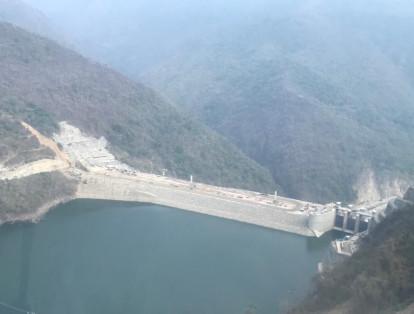 Comunidades de Puerto Valdivia y otras del norte de Antioquia cuentan que por generaciones han dependido de este río, el segundo más importante del país, pero hoy ven cómo está sufriendo por la sequía, producto del cierre de las compuertas de casa de máquinas en esa construcción, la cual está en emergencia desde marzo del 2018.