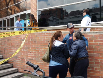 Allegados a la víctima llegaron a la sede de Carulla.