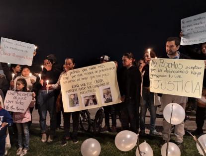 Adultos y niños hicieron carteleras para rechazar que en Bogotá una bicicleta les cueste la vida a quienes la poseen.