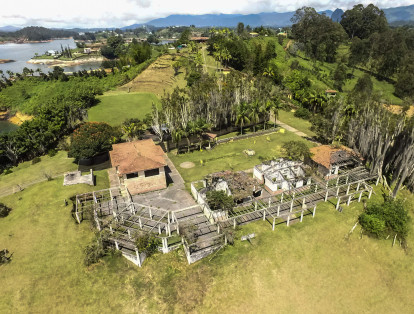 Por tal razón William Duque, quien fue jardinero y vigilante de la finca, tuvo que salir del predio en el cual había montado un restaurante, luego de que la viuda de Escobar lo encargara de cuidarlo. En este lugar, Duque hizo su hogar y crio a sus dos hijos, hoy de 25 y 27 años.