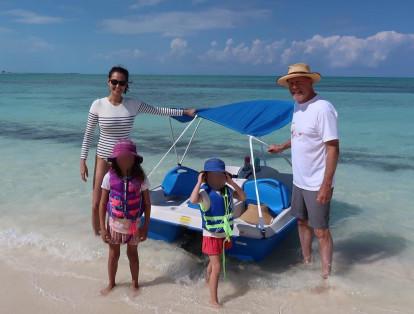 En su cuenta de Instagram, Emma, esposa de Bruce, publica fotografías de su familia disfrutando de la playa y el mar cerca a la propiedad.