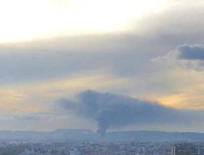 Desde el centro de la ciudad es visible el humo que emerge desde la bodega.