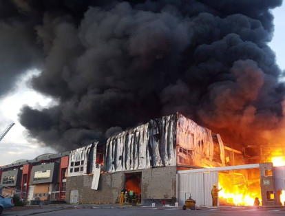 Decenas de bomberos realizan labores para sofocar el fuego en el Parque Industrial Celta en Funza.