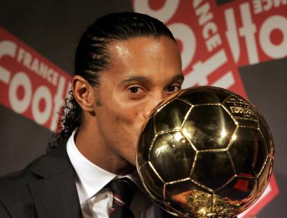 Ronaldinho obtuvo el balón de oro en 2005 tras una gran campaña con el Barcelona, de España.