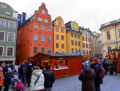 El mercado de Gamla Stan es conocido por ser el más antiguo de Suecia, puesto que fue inaugurado en 1837. Suele atraer a muchos turistas debido al encanto navideño que dan las casas de colores de la plaza Stortorget que lo rodean.
Navidad es la única época del año donde podrá encontrar visitas guiada por Gamla Stan con temática navideña, las cuáles duran aproximadamente una hora.