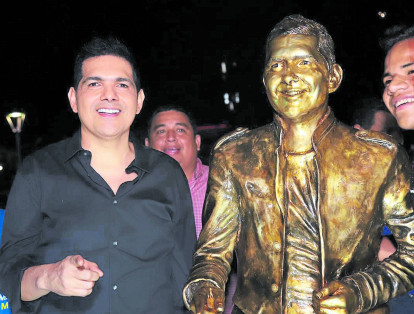 El 5 de diciembre se inauguró la estatua de Peter Manjarrés, diseñada por José Tobías Hinojosa, en la glorieta País Vallenato, cerca de la terminal de transporte de Valledupar. Vándalos le cortaron un dedo antes de que pasaran cinco días.