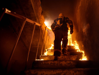 Bombero. Este trabajo, según ‘CarrerCast’ y como también destacan otros portales, es considerado como uno en los que se corren mayores peligros. El entorno laboral no es el más favorable, teniendo en cuenta que ejercen en medio de calamidades, asimismo no hay una gran proyección profesional.