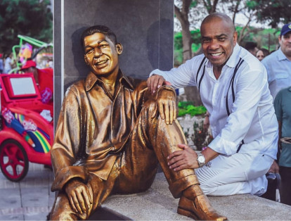 El cantante vallenato Miguel Morales posa junto a la estatua en honor a su hijo Kaleth, develada del pasado 21 de diciembre de 2019 en el Parque de la Provincia, en Valledupar.