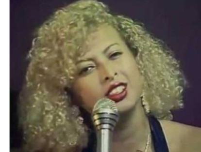 Patricia Teherán, la Diosa del vallenato murió en un accidente en enero de 1995. Era una de las pocas voces femeninas del género musical. Uno de sus discos más reconocidos es ‘Tarde lo conocí’, con el que llegó a ocupar el segundo lugar en ventas nacionales y se posicionó entre los más vendidos en Perú y Venezuela. De acuerdo con la revista ‘kien y ke’, el accidente se dio en Barranquilla, mientras la cantante se desplazaba en un vehículo al que se le estalló una llanta y el conductor perdió el control del carro. Teherán quedó mal herida y fue trasladada al Hospital Universitario de Bolívar donde murió.