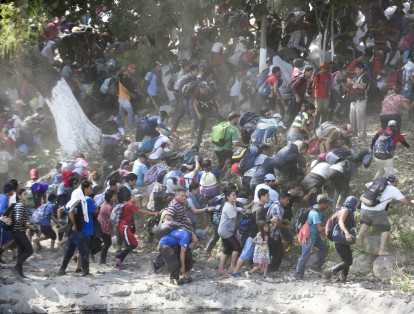 Los traficantes de migrantes en ocasiones engañan a las personas. Les prometen el cruce de la frontera a cambio de grandes sumas de dinero sabiendo que es en ocasiones casi imposible lograr ingresar al país en cuestión. Algo así ocurre con frecuencia en el oeste de San Diego en California.