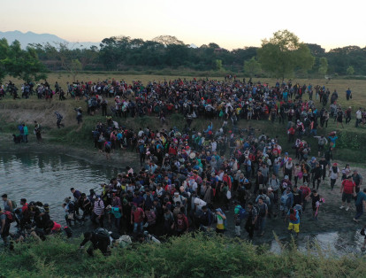 Lo caudaloso del río. Otra de las formas más peligrosas de cruzar las fronteras es a través de los ríos. Algunos deben viajar semanas enteras en embarcaciones inseguras para lograrlo. Muchas veces, no logran superar las inclemencias del río.