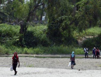 Las mafias fronterizas. En las fronteras se ven todo tipo de cosas. Otro peligro para los migrantes es la presencia de grupos al margen de la ley que se aprovechan de la desesperación de los viajeros para robarlos y hacer dinero. La BBC reveló que algunos grupos secuestran migrantes con la ayuda de estafadores que los engañan para tomar rutas que no llevan a ningún lado.