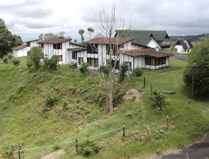 La construcción de este hotel campestre empezó en 1978 y fue inaugurado en 1982. Allí fueron construidas 24 cabañas tipo suizas, un restaurante, un centro de convenciones, una discoteca con mirador y había una jaula con cóndores, otra con una pareja de leones, una cava de vinos, una estatua del músico John Lennon, entre otros bienes.