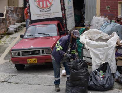 En las bodegas, los recolectores hacen la separación del material reciclado, cartón, papel, plástico son los más recopilados.