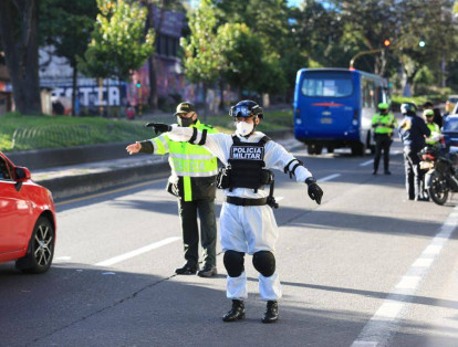 El secretario de gobierno, Luis Ernesto Gómez, manifestó que en las zonas ,que componen las ocho localidades que entran a cuarentena estricta, habrá 28 puestos de control para regular el ingreso y la salida de las personas. 

El personal que participará para hacer cumplir las medidas restrictivas incluye Policía de seguridad, Ejército y algunas entidades distritales.