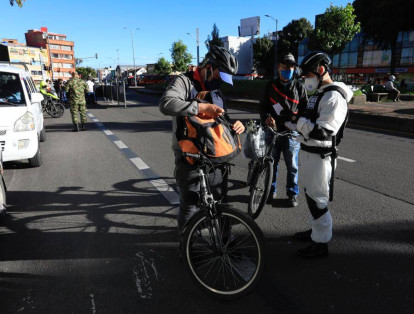 En los Puestos de Mando Unificado del Ministerio De Salud, Ejército, Policía de seguridad y policía de tránsito verifican documentos y permisos laborales para el ingreso a Chapinero.
Controles para el ingreso a las diferentes localidades. 

De acuerdo con el secretario de gobierno, esta medida se pone en práctica para evitar que las personas que quieran evitar la cuarentena se desplacen temporalmente a otras zonas de la ciudad, corriendo el riesgo de expandir el contagio.