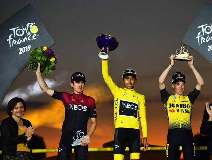 Egan Bernal en el podio, como campeón del Tour de Francia 2019.