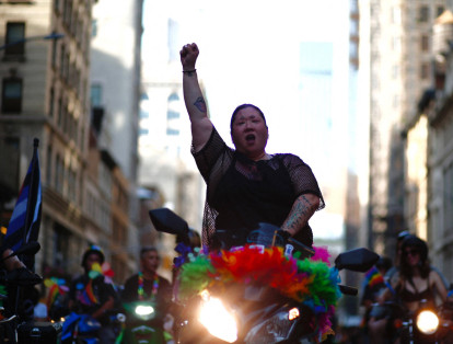 Una mujer lidera la 'marcha Dyke' en Nueva York, Estados Unidos. Se trata de una movilización de lesbianas que se realiza en varias ciudades del mundo, antes del día del orgullo gay.