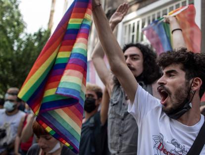 En Estambul (Turquía), varios miembros de la comunidad LGBTIQ salieron a las calles pese a la prohibición del gobierno turco.