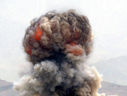 20 de marzo de 2002. Bola de fuego emerge de la explosión de la artillería en Bagram.