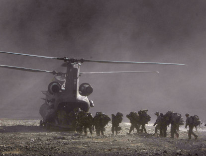 22 de noviembre de 2008, soldados del Ejército de EE. UU. de la División 101 Aerotransportada de Infantería 2-506 y la Policía Nacional y el Ejército afganos se cargan en un helicóptero UH-47 Chinook que aterriza para recogerlos durante el tercer día de la Operación Shir Pacha en el Valle Derezda en la escarpada Spira. montañas en la provincia de Khost, a lo largo de la frontera entre Afganistán y Pakistán.