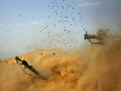 El 11 de septiembre de 2010, un soldado del ejército estadounidense con la Batería Alfa 1-320 de la 101ª División Aerotransportada dispara un AT-4 como Puesto de Combate Nolen en las afueras de la aldea de Jellawar en el Valle de Arghandab y fue atacado por los talibanes.