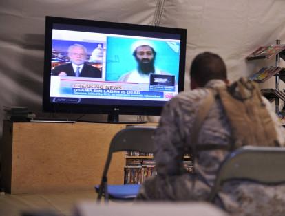 El 2 de mayo de 2011, el Equipo 1 de Combate del Regimiento de los Marines de EE. UU. (RCT 1), ve la televisión anunciando la muerte de Osama Bin Laden, en el Campamento Dwyer en la provincia de Helmand.