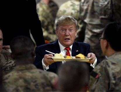 El 28 de noviembre de 2019, el ex presidente de los Estados Unidos, Donald Trump, sirve una cena de Acción de Gracias a las tropas estadounidenses en el campo aéreo de Bagram durante una visita sorpresa a Afganistán.