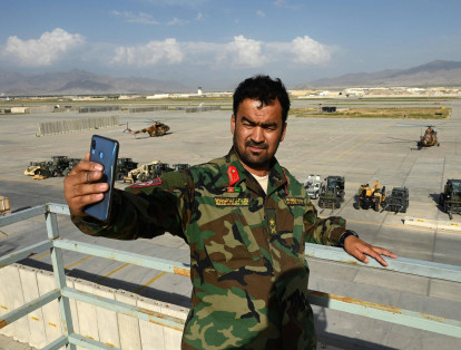 Un soldado del Ejército Nacional Afgano (ANA) se toma una selfie con su teléfono móvil dentro de la base aérea estadounidense de Bagram después de que todas las tropas estadounidenses y de la OTAN se fueran, a unos 70 kilómetros al norte de Kabul el 5 de julio de 2021.